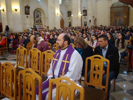 Jihadisti attaccano chiesa ad Aleppo. Ma i fedeli tornano per la Messa!